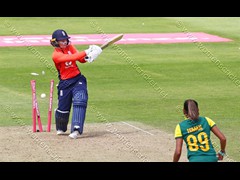 180623_292-Tammy Beaumont-Eng-bowled